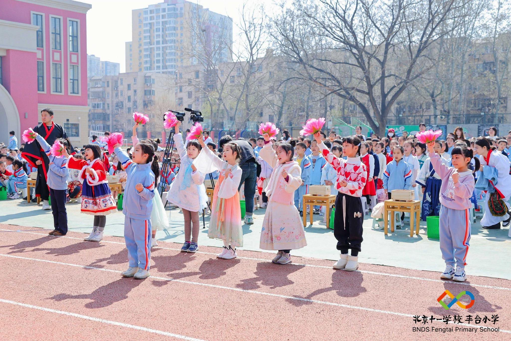 北京十一学校丰台小学牵手全国10所学校联合开启春耕节|小学_新浪财经