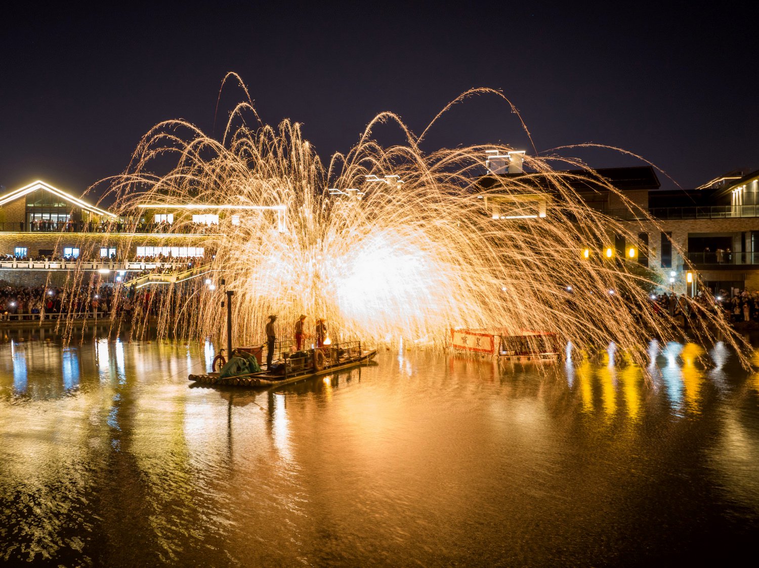 澎湃网友 摄于安徽合肥2024年2月12日,非遗打铁花庆新春.