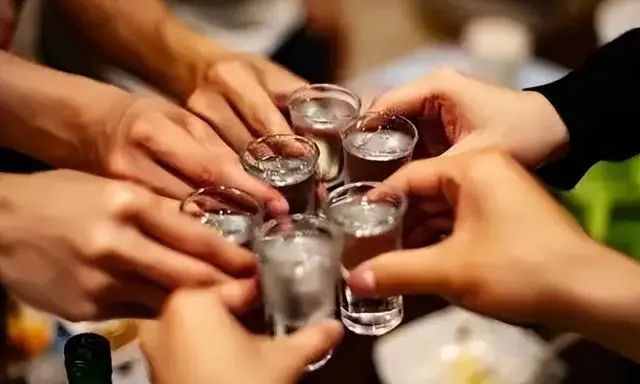 男子年会饮酒身亡被判自担主责:向他人敬酒26次