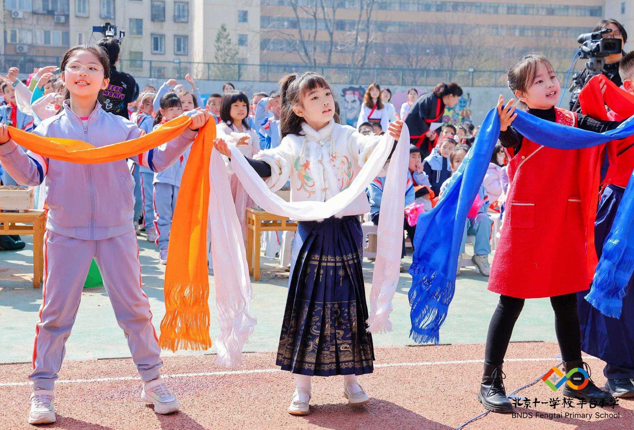 北京十一学校丰台小学牵手全国10所学校联合开启春耕节|小学_新浪财经