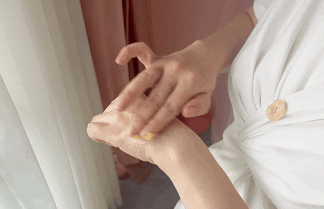 精致铁盒分量感十足，送礼也很体面。划线价208元，折后158元就能入手。