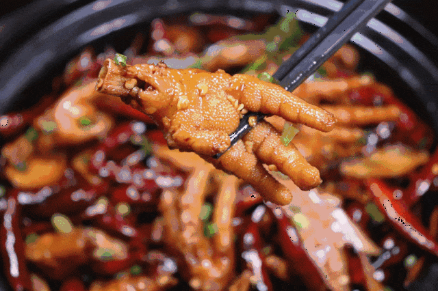 但如果只能吃一种鸡脚那一定是江西小炒的红烧鸡脚软糯易脱骨的鸡脚配