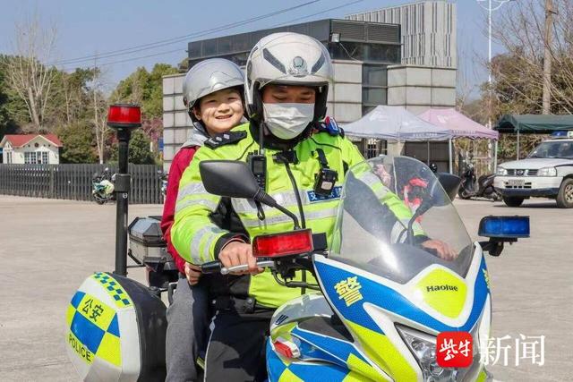 镇江小小交管员:上路沉浸式体验交警工作_新浪财经_新浪网