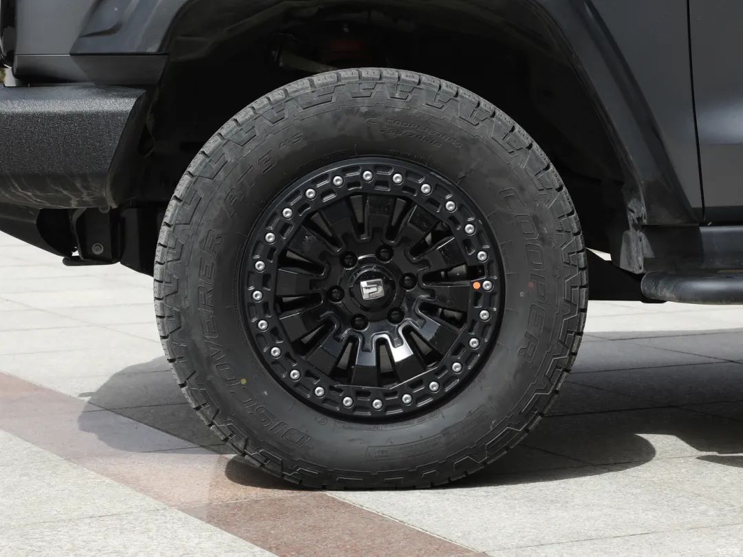 与之匹配的是规格为265/70 r18的固铂discoverer at3 4s四季全地形