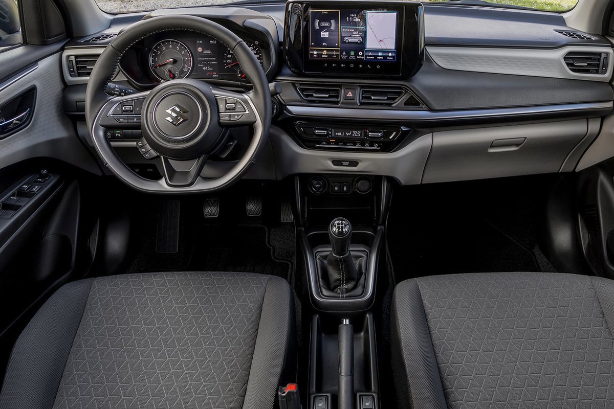 相比现款车型,全新铃木速翼特的内饰得到明显升级,其中,悬浮式中控屏