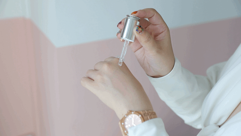 这款“月光宝瓶”是10ml的规格，因为精华活性很高，建议在14天内用完。划线价329元，现在换季折扣只要238元，入手相当划算~（下单还送精华小样1瓶，价值109元）