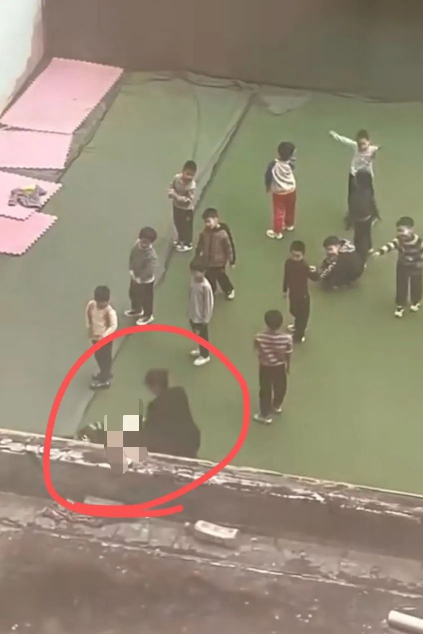 一幼师脚踢多名孩子,还脱裤子打屁股?