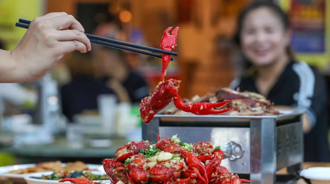 在老武汉人的心目中,吃小龙虾,与四季时令息息相关.