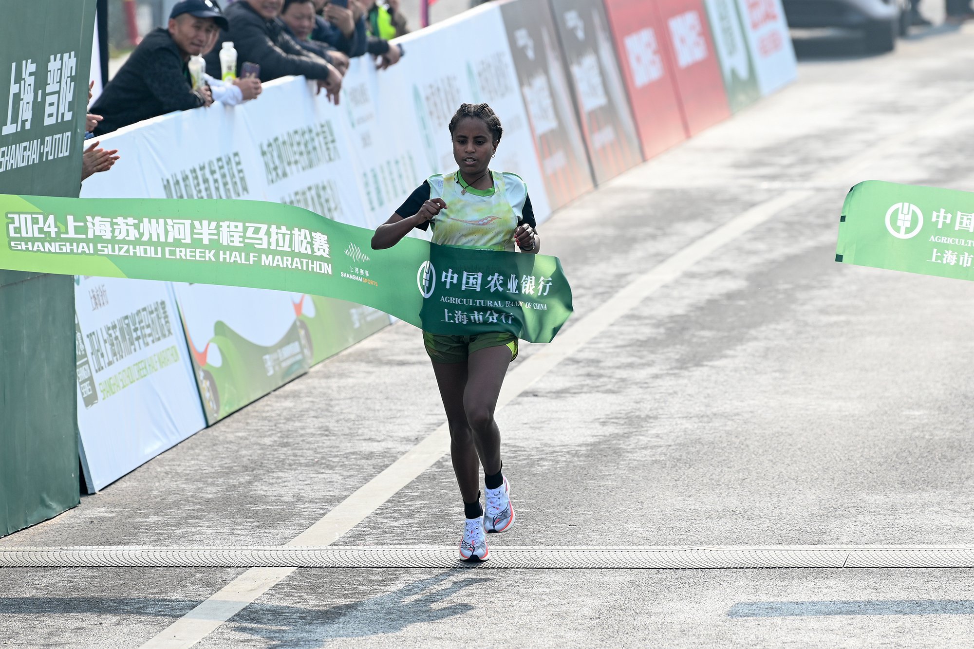 女子组冠军则同样被埃塞俄比亚选手恩那特奈施·瓦利里根·塔迪西获得，她的夺冠成绩为1小时15分17秒。