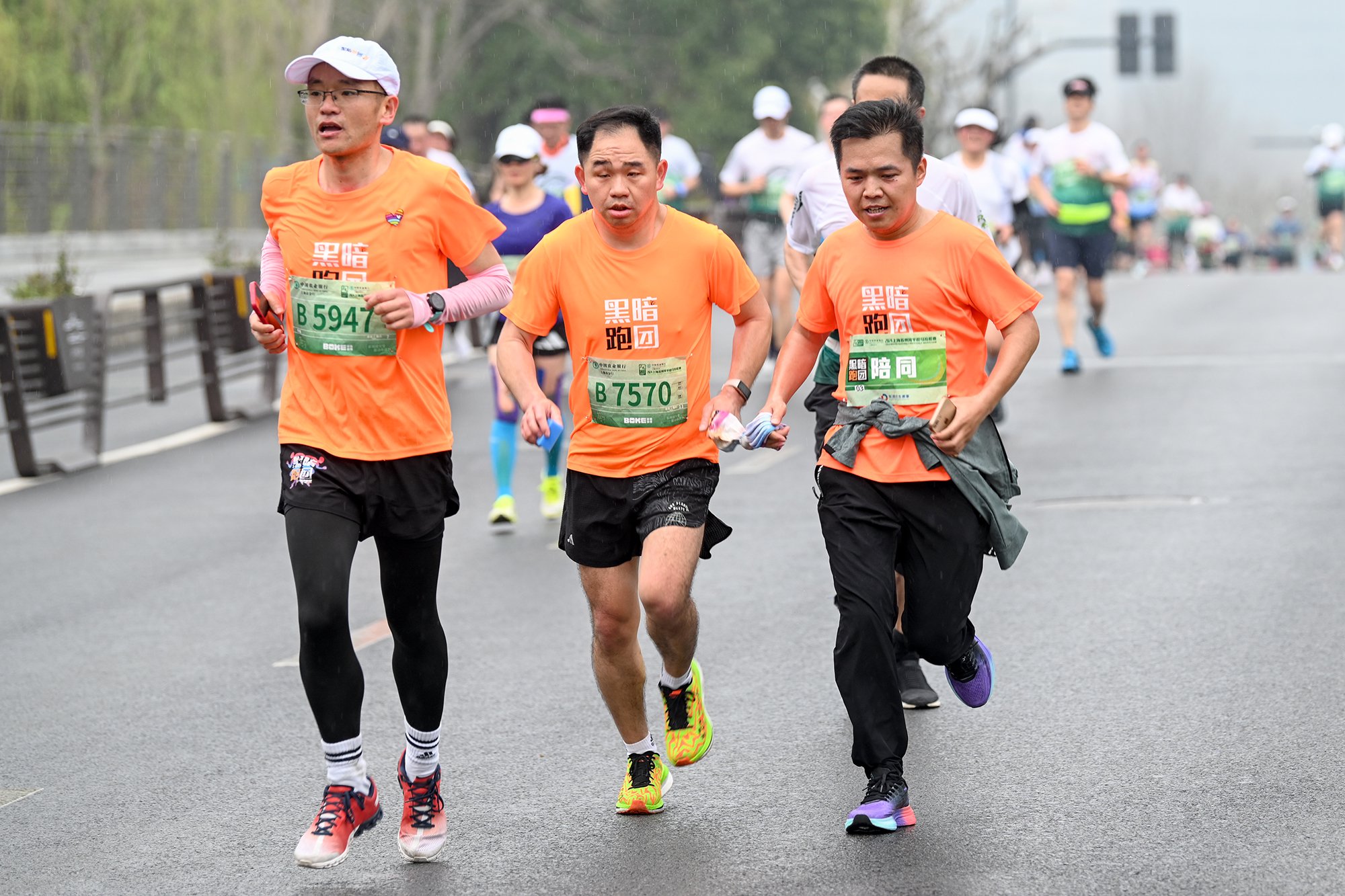 一位盲人在陪跑员的陪同下参加比赛。澎湃新闻记者 朱伟辉 图