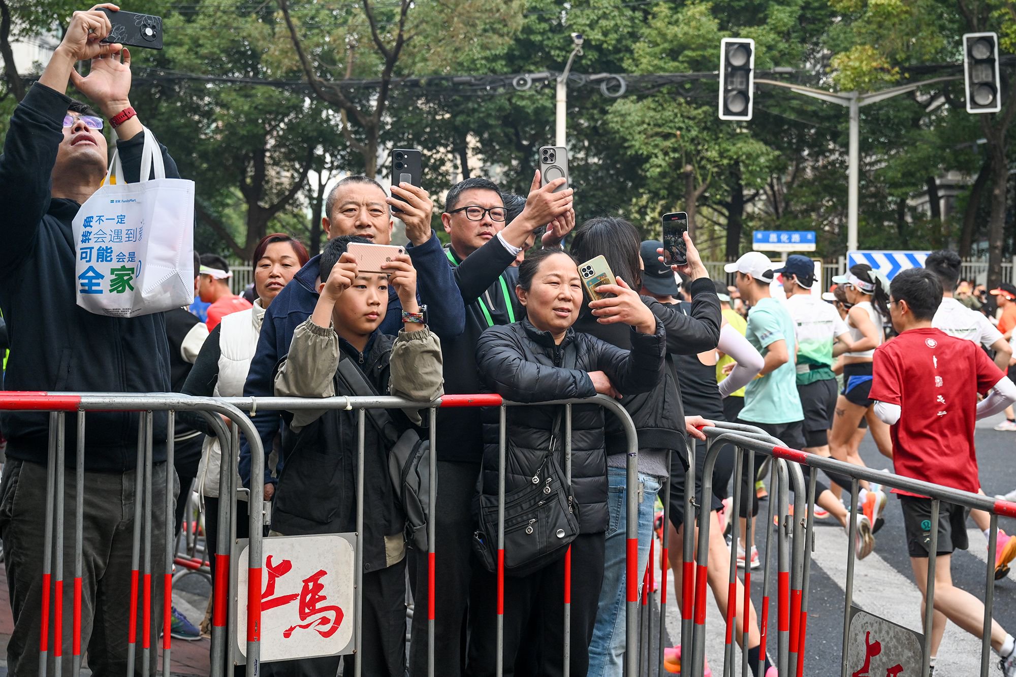 市民观看并拍摄比赛。澎湃新闻记者 朱伟辉 图