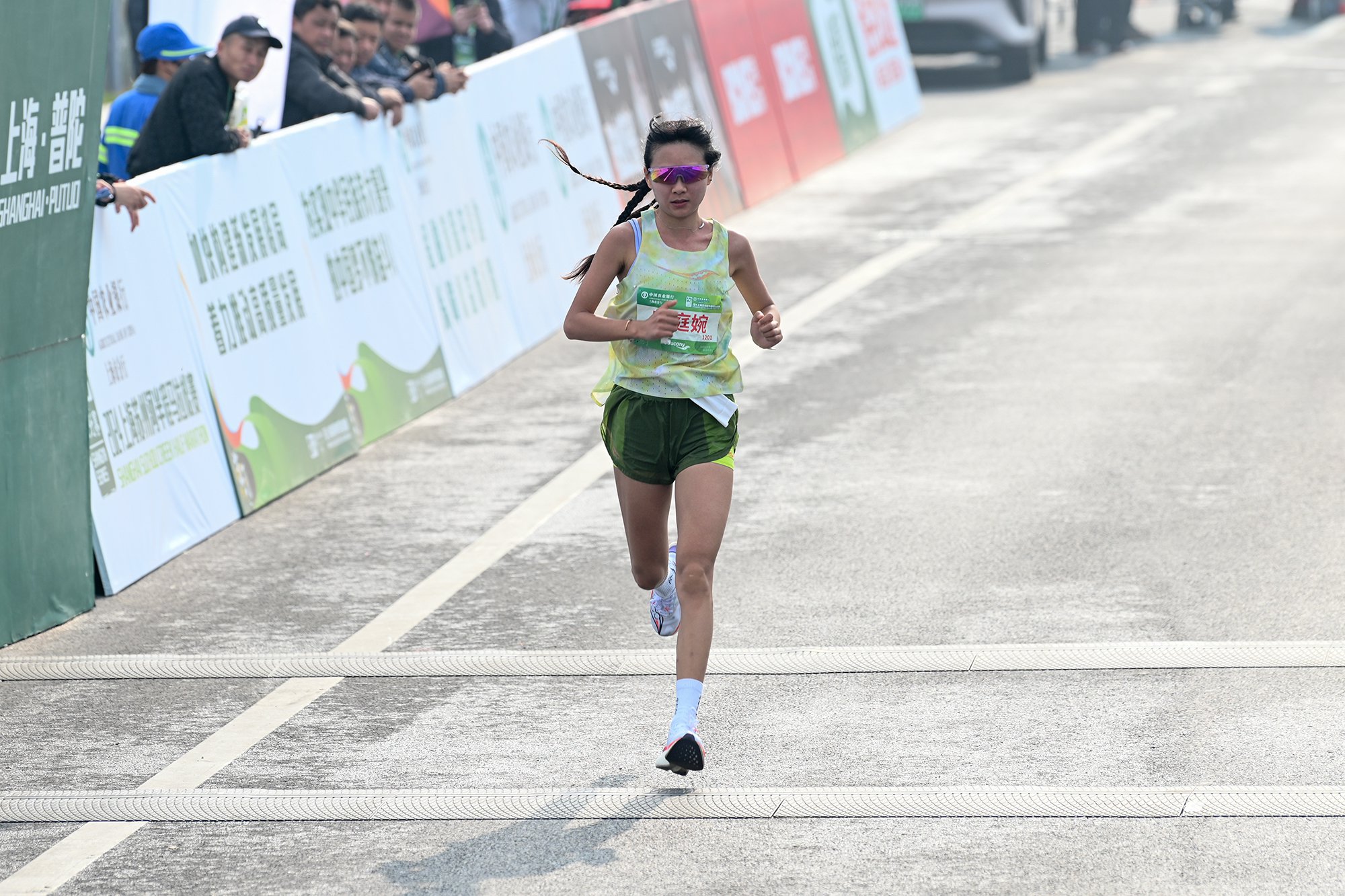 唐婷婉以1小时19分11秒获得女子组第三名、国内女子组第一名。澎湃新闻记者 朱伟辉 图