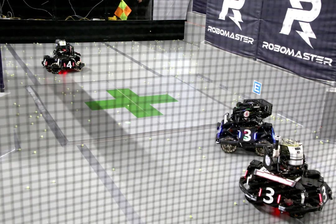 机甲战队激烈开战 雷键 摄