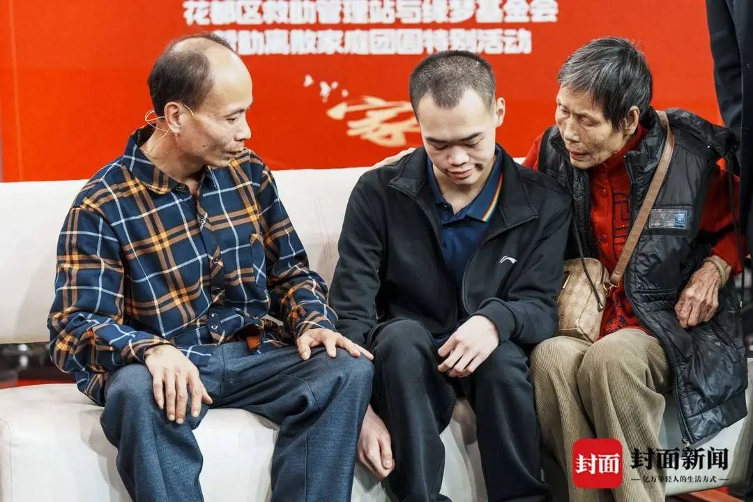 谭卓健和父亲,奶奶相认.摄影:杨峰