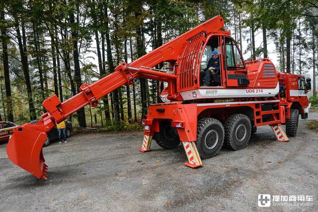 v8风冷发动机越野性能超强悍带您看太脱拉force轮式挖掘机