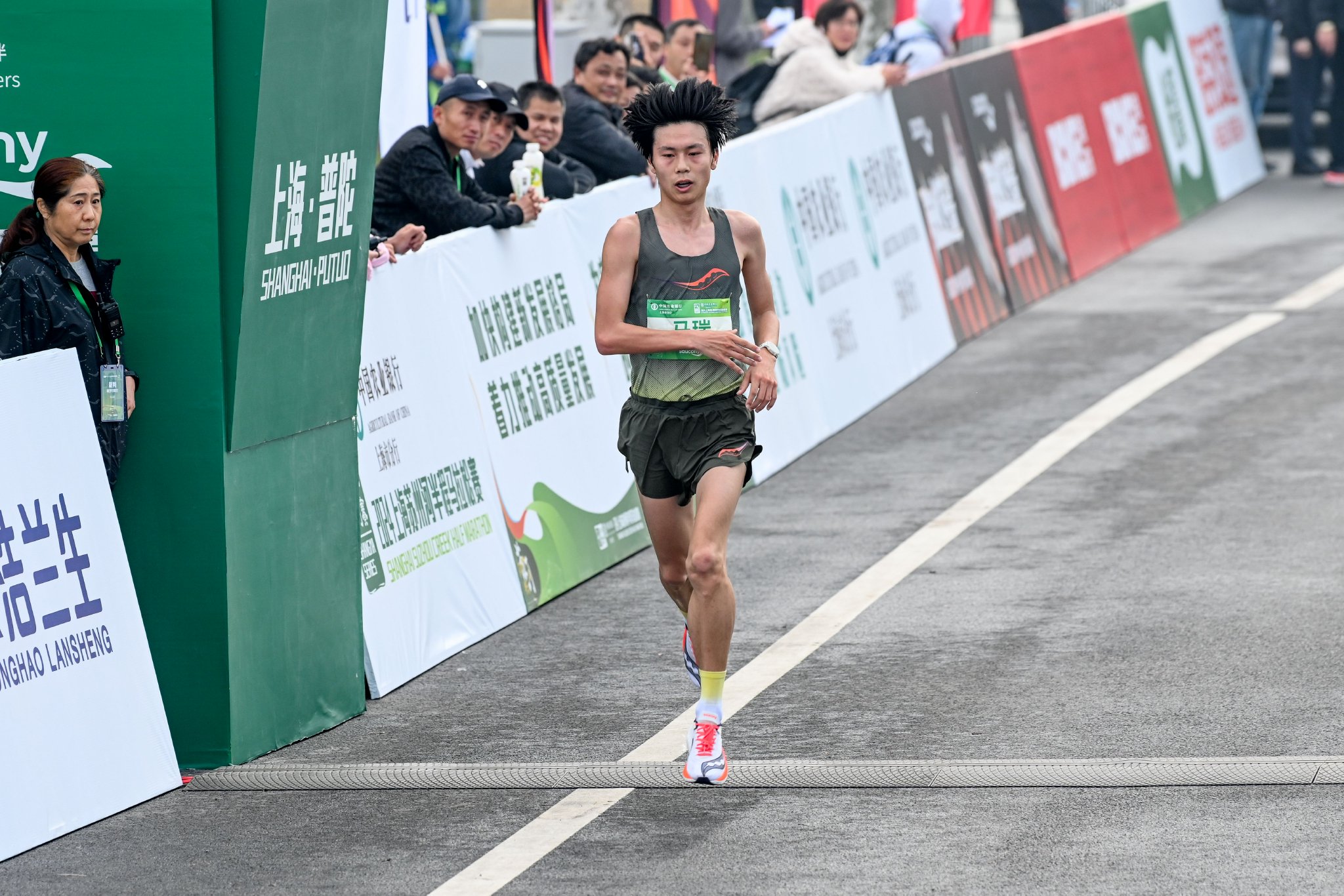 去年冠军选手马瑞今年再次来沪参赛，以1小时04分21秒获得男子组第二名、国内男子组第一名。澎湃新闻记者 朱伟辉 图
