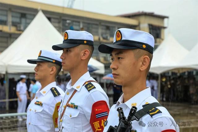 中国海军第45批护航编队抵达坦桑尼亚当地华人齐唱国歌