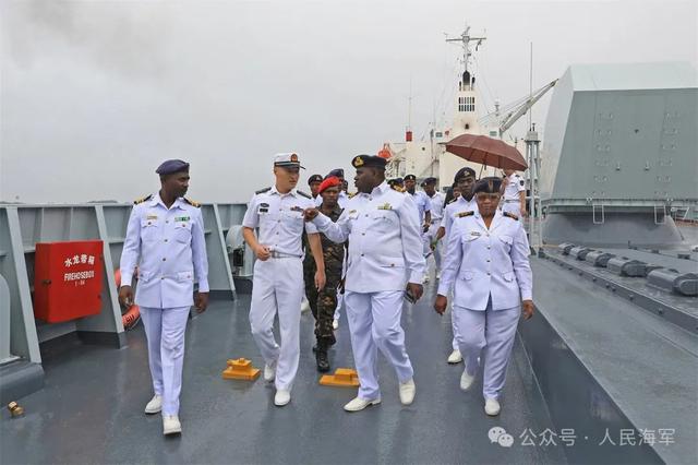 中国海军第45批护航编队抵达坦桑尼亚当地华人齐唱国歌