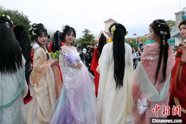 上海年轻人身着汉服感受国潮文化