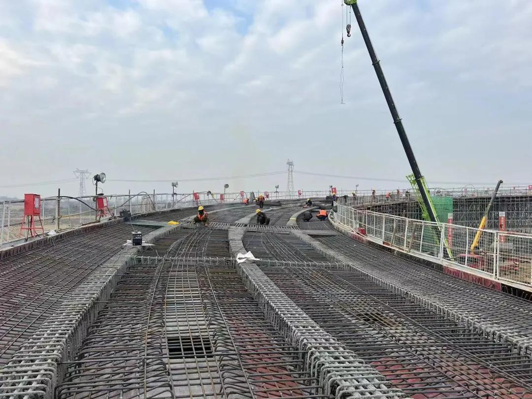 铜陵至商城高速公路无为(塔桥)至巢湖(沐集)段正在进行路基,桥梁工程