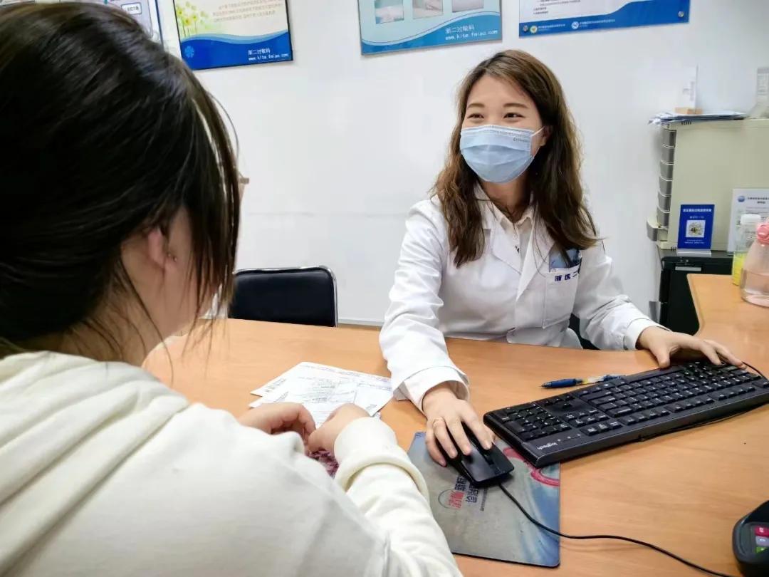 浙江大学医学院附属第二医院过敏(变态反应)科主治医师杨波云(右一)为