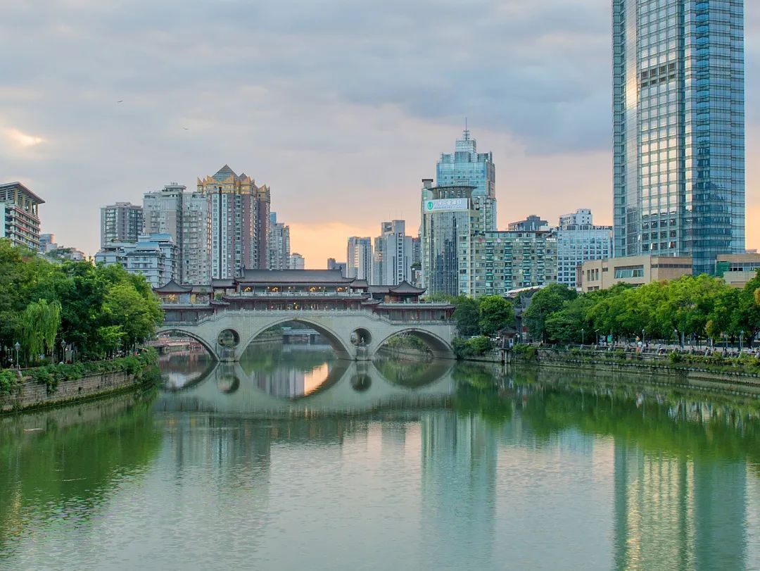 摄影 王效温润的成都,迷人的花海让无数人流连忘返又有谁能不为成都的