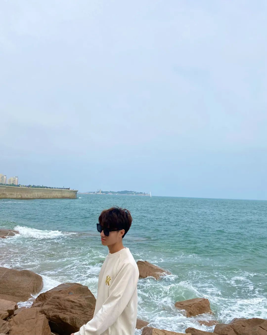 哥哥陈伟鹏告诉小侨:"每次回家,父母都用最地道的发音和拼音教学.