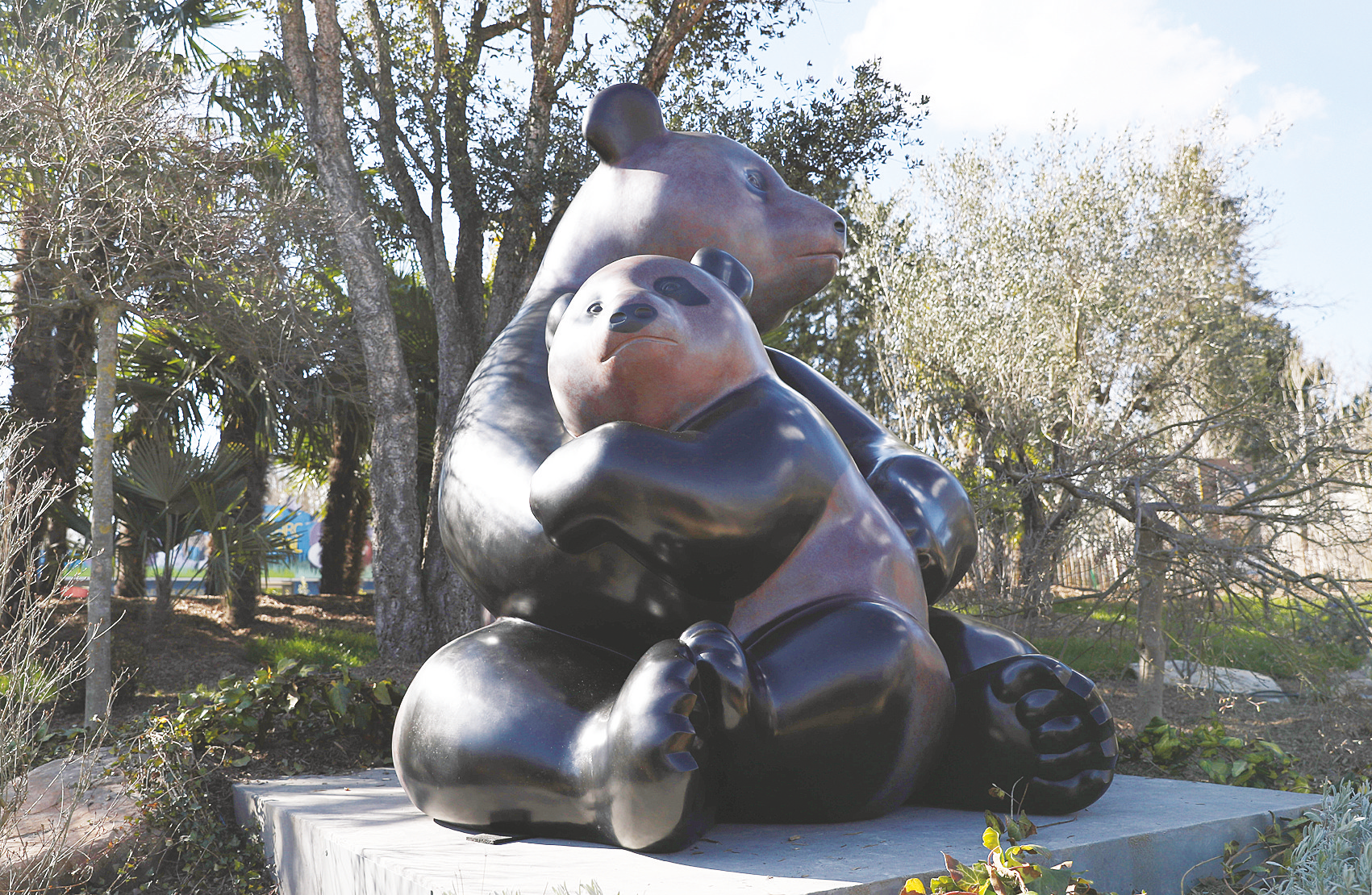 二十二日在法国中部城市圣艾尼昂的博瓦勒野生动物园拍摄的大熊猫雕塑