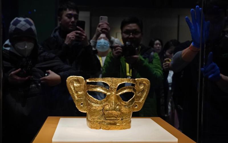 1月29日,三星堆遗址出土的文物——金面具和竖披发青铜人像在上海