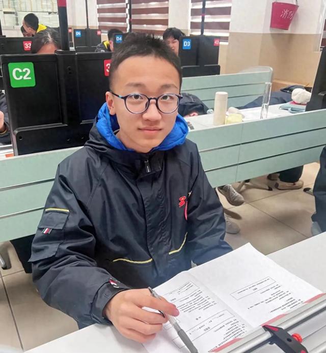 上海市唐镇中学初三学生王新昊被西安交大"少年班"录取,本文图均为 受