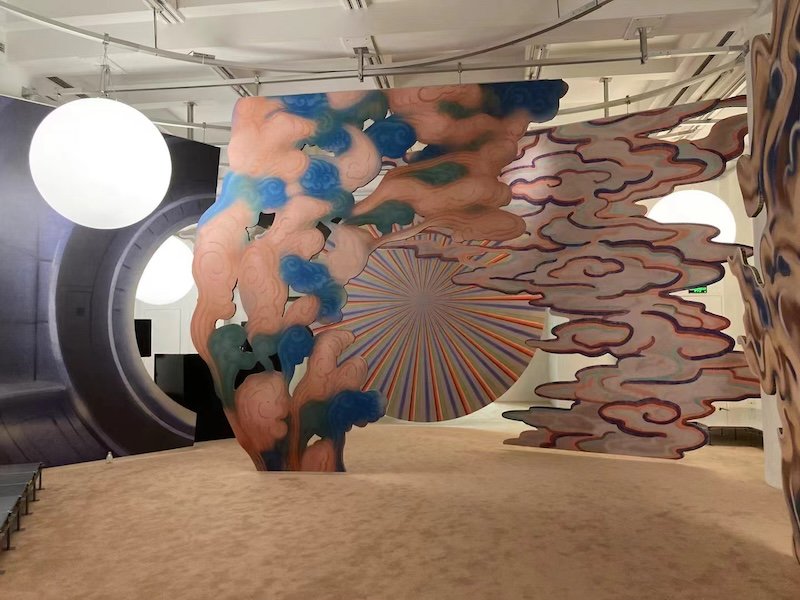 位于美术馆二楼,"讲———堂"项目中黄汉明的装置作品《上海科幻戏曲