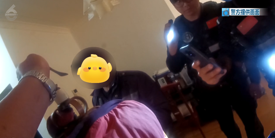 民警掀开盖着鸟笼的黑布,发现鸟笼里面饲养的是一只画眉鸟.