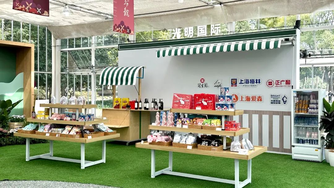 "则汇聚光明旗下多个品牌的健康新品,包括大白兔,梅林,正广和,冠生园