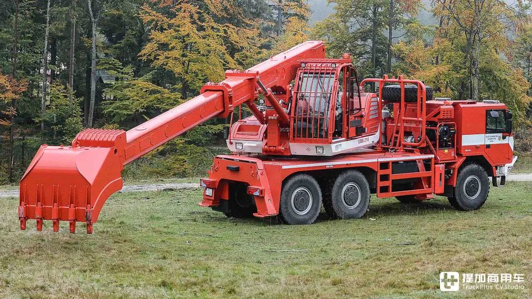 v8风冷发动机越野性能超强悍带您看太脱拉force轮式挖掘机