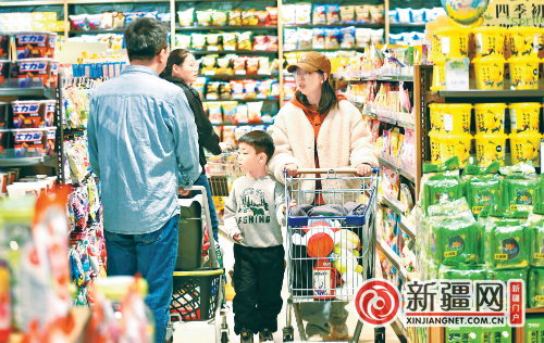 3月24日，在汇嘉时代广场（北京路店），消费者选购生活用品。（全媒体记者迪丽娜尔·加力肯 米热扎提·木塔力甫摄）