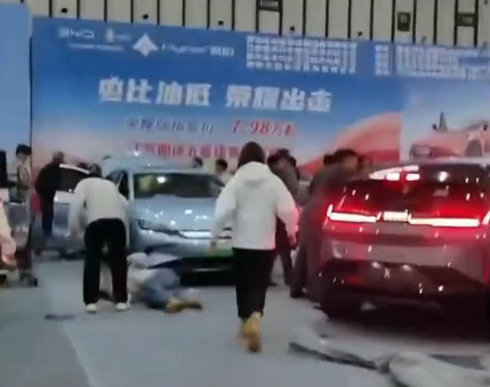 突发！参展车撞伤5名观众！知名车企紧急回应：管理失误_新浪财经_新浪网