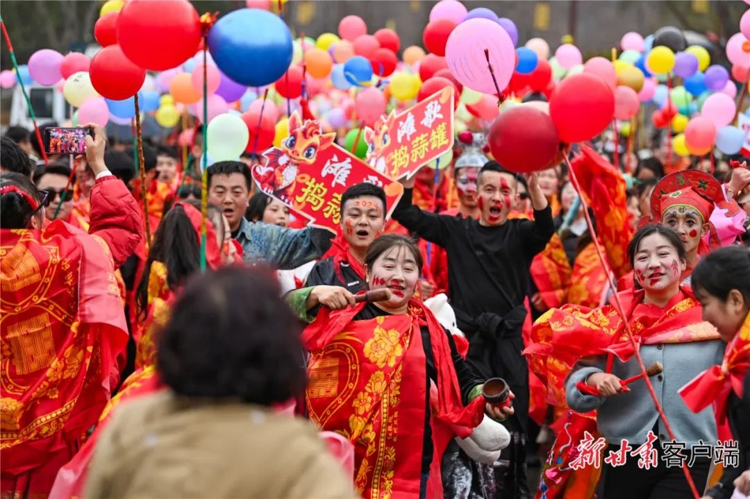 武山水帘洞景区千人"捣蒜罐"激情上演.新甘肃·甘肃日报记者丁凯 摄