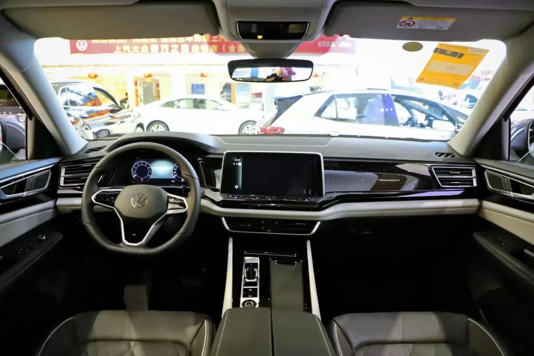 内饰相较于自主品牌的同级别suv车型,科技氛围和智能化表现确实略微