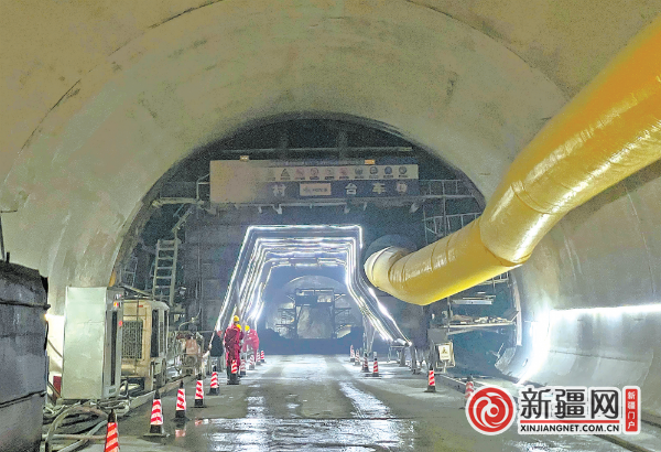 3月21日，在乌尉高速公路天山胜利隧道右主洞12口，施工人员清理断面，准备装药爆破。（全媒体记者米热扎提·木塔力甫摄）
