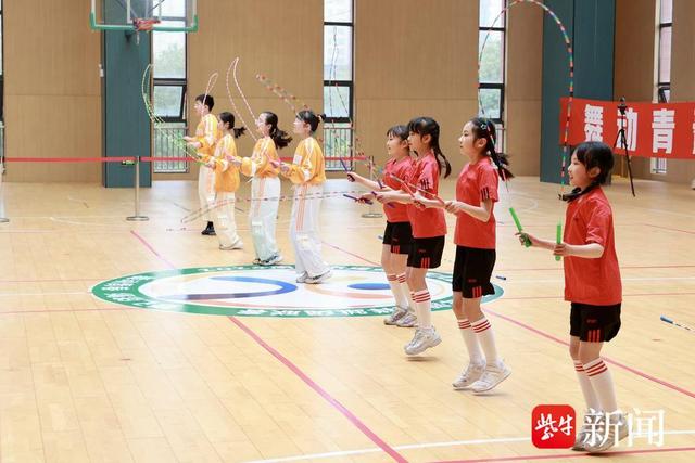 "绳"彩飞扬——建邺区举办第九届运动会青少年部阳光体育校园花样跳绳