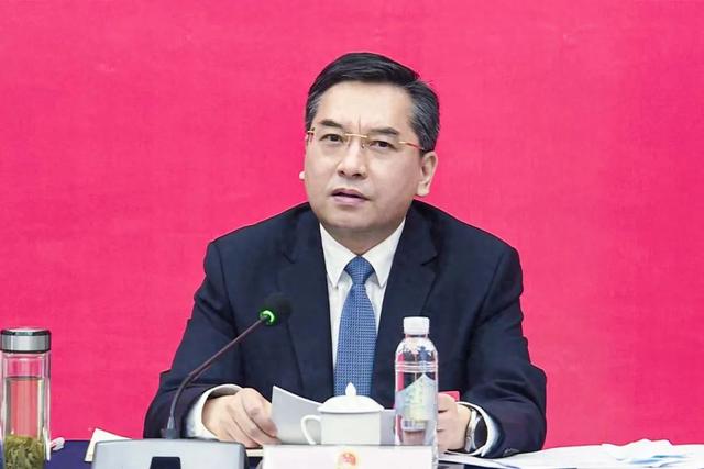 在职研究生,中共党员,现任金华市委副书记,社工部部长,政法委书记,一