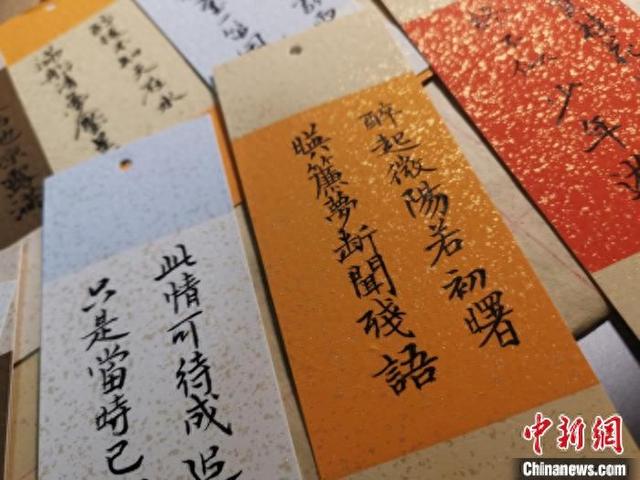 因此他空闲时就带着笔墨到各个展会,活动集市上摆摊写书法,送书签.