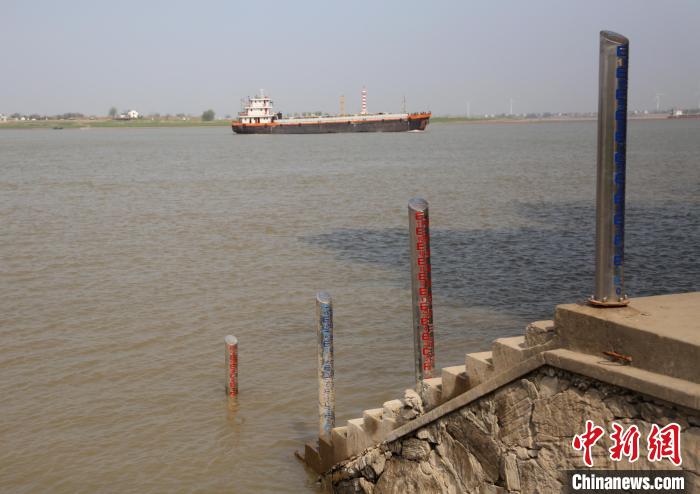 3月25日,位于江西九江市湖口县的长江与鄱阳湖交汇处,一艘轮船行驶在