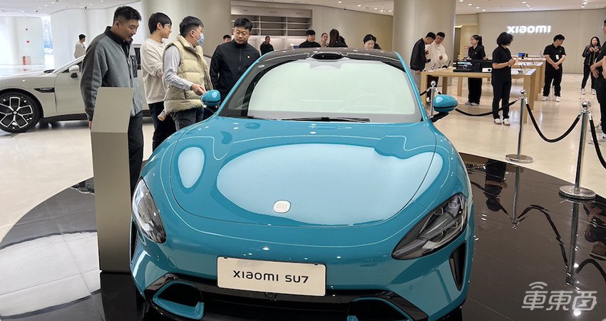 小米汽车门店火爆到限流看车队伍排到晚上10点消费者加完班也要来看看