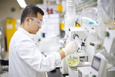 在百济神州北京昌平研发中心实验室,科研人员正在进行药物合成实验.