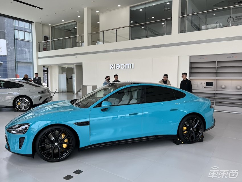 小米汽车门店火爆到限流看车队伍排到晚上10点消费者加完班也要来看看