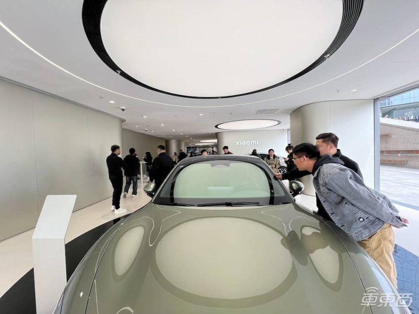 小米汽车门店火爆到限流看车队伍排到晚上10点消费者加完班也要来看看