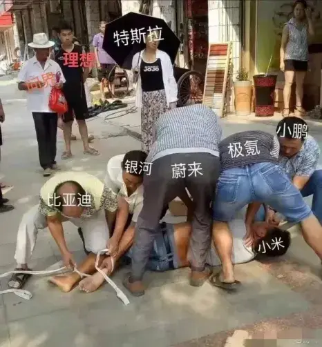 小米su7门店开放首日1小时40人看车小鹏p7i急降25万元狙击