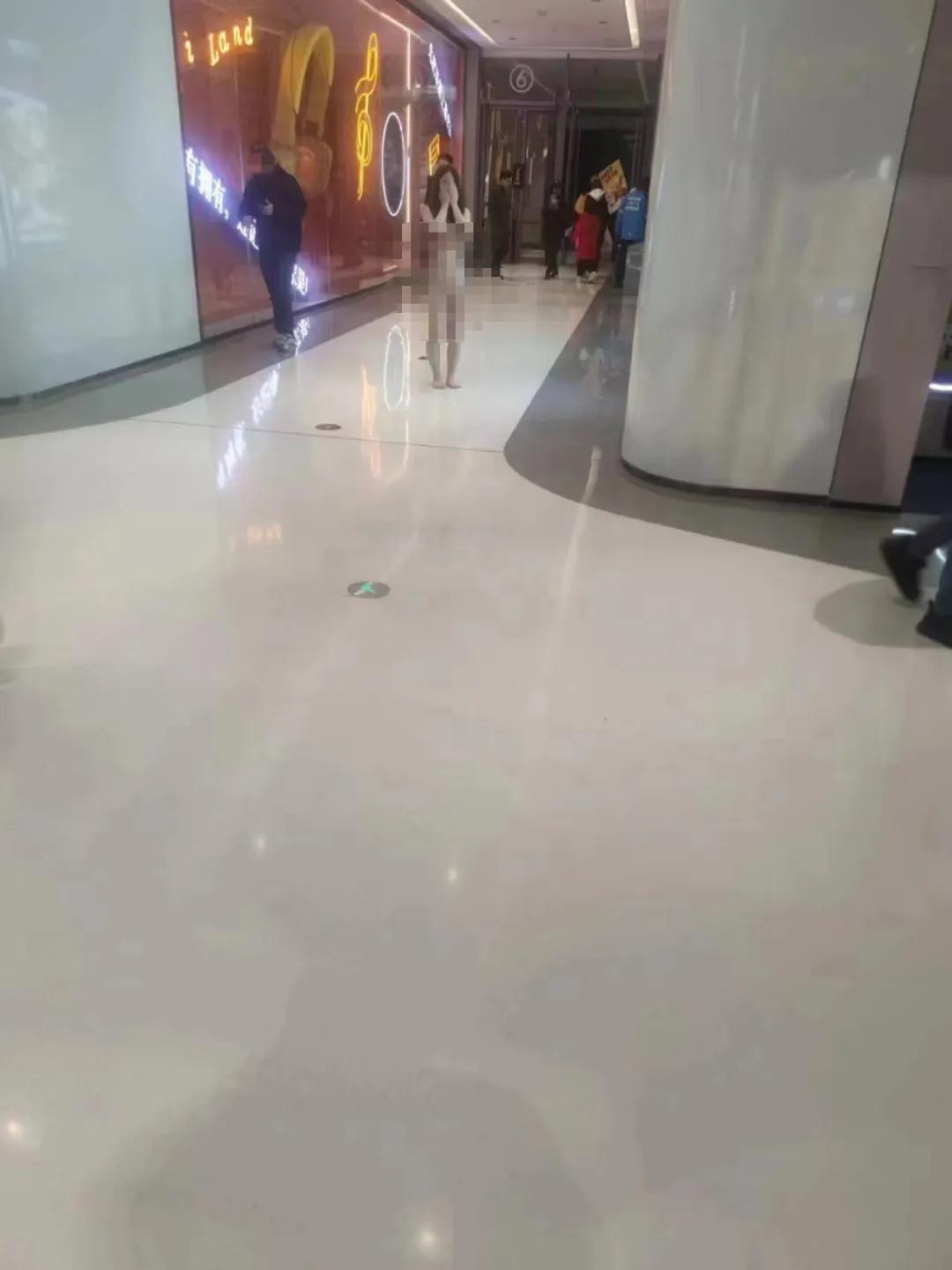 年轻女子裸体现身武汉一商场， …