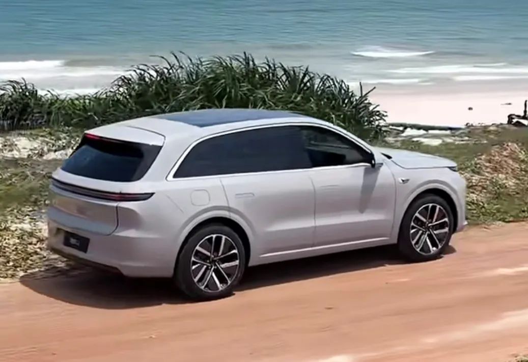 24t9at汽柴油可选5米长带备胎提供7座21万起售必火